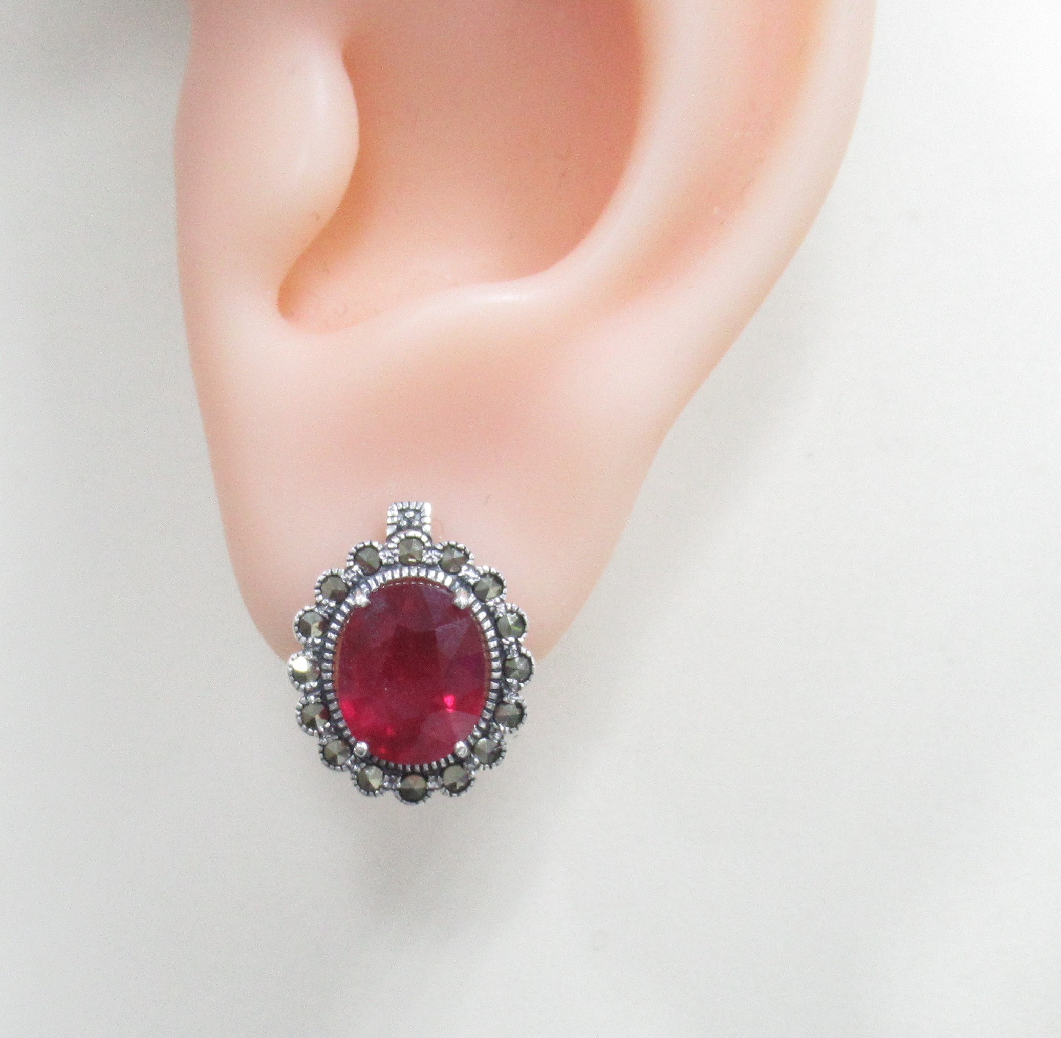 Серебряные серьги 925 пробы; оксидирование; вставки 2 Рубин 7,987 F/2; 32 Марказит;